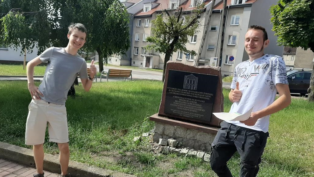 uczniowie przy pomniku -gra miejska