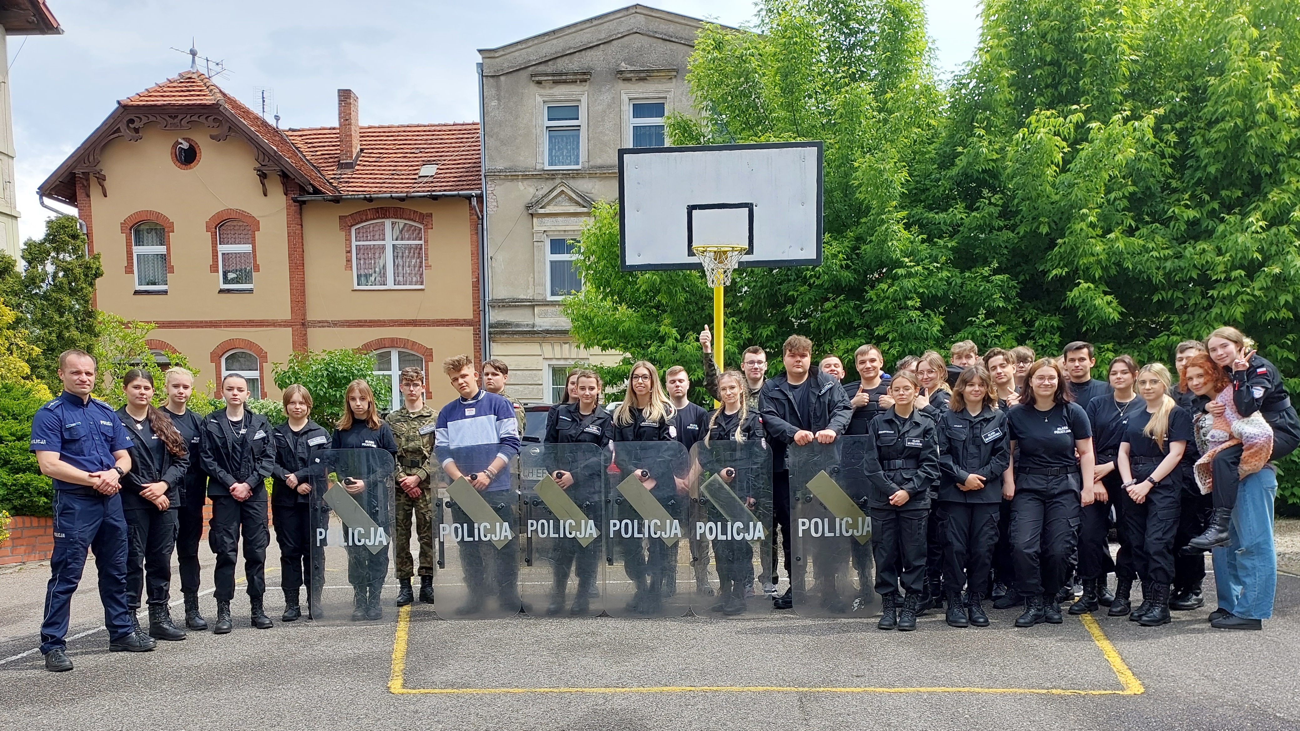 uczniowie klas mundurowych