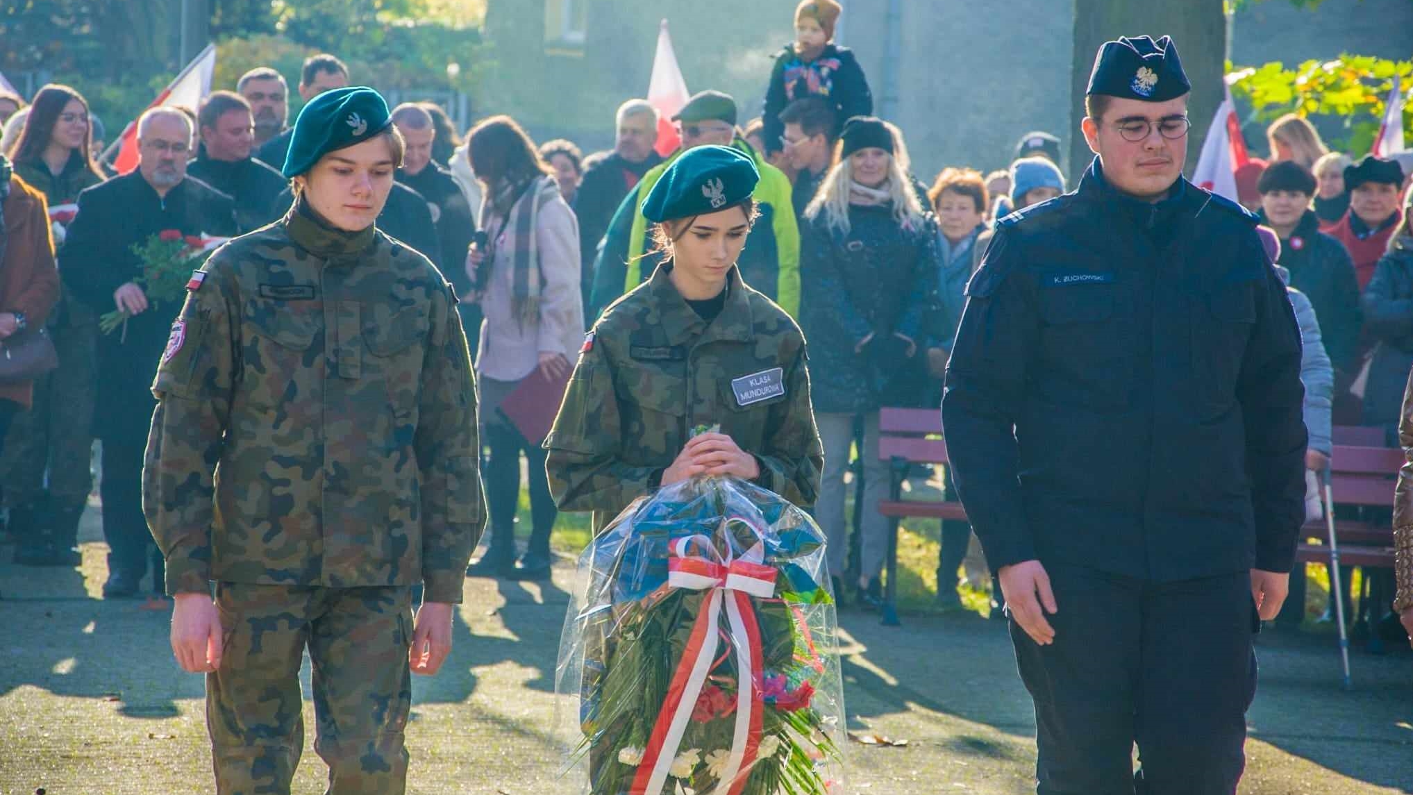 uczniowie składają wiązankę