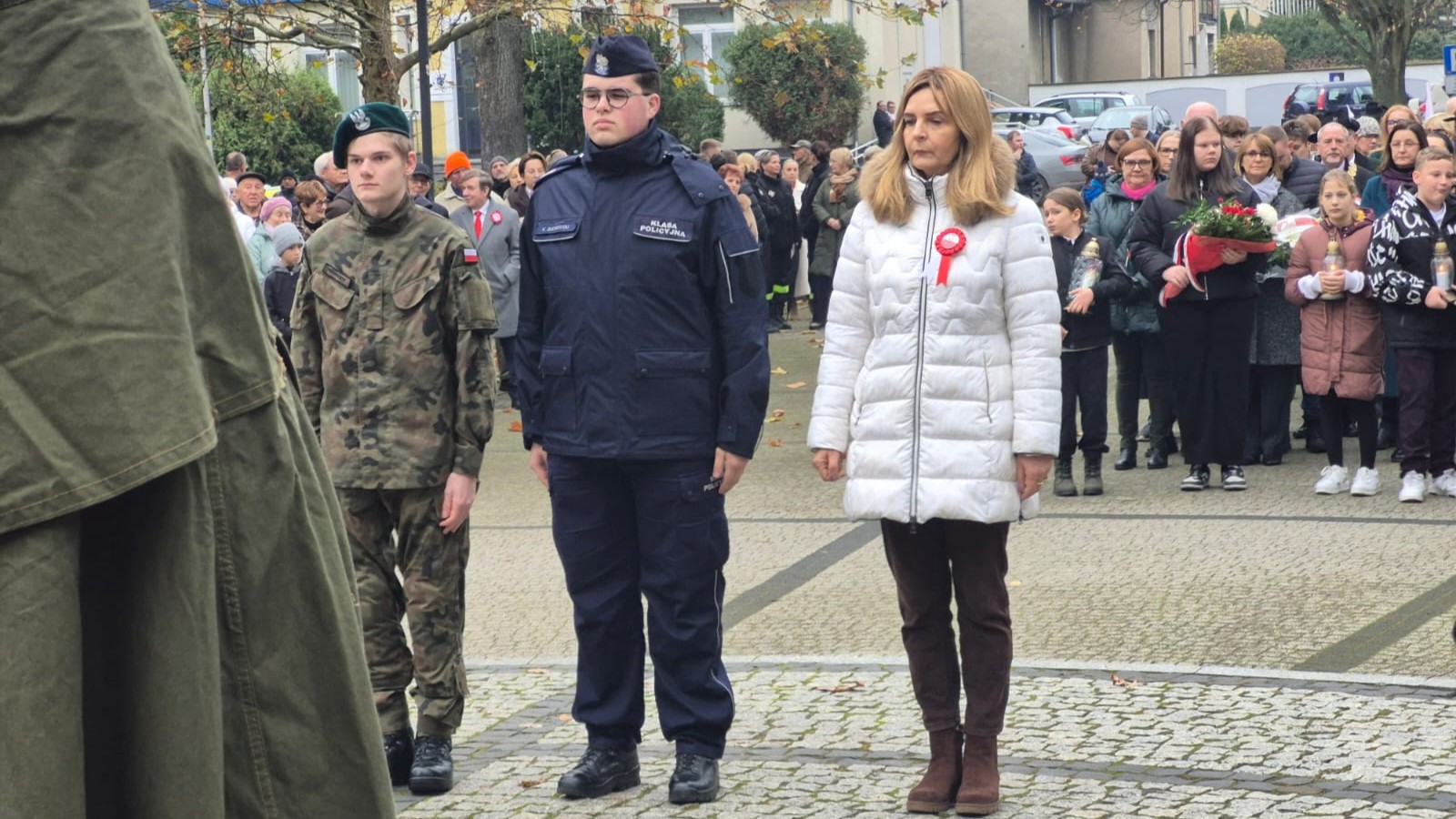 delegacja pod pomnikiem